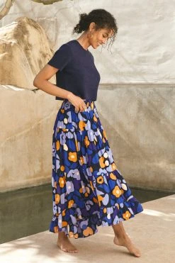 W22A Sage Crop Knit In Navy Tops