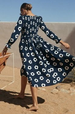 W22A Dresses Dahlia Dress In Ladybell