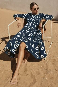 W22A Dresses Dahlia Dress In Ladybell