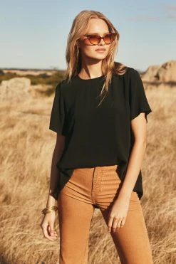 W22A Daisy Top In Black