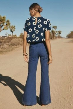 W22A Tops Daisy Top In Ladybell