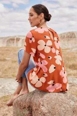 W22D Daisy Top In Fire Bloom